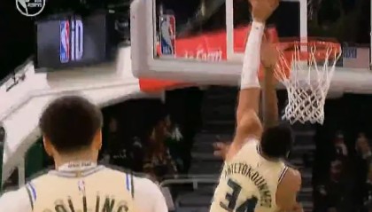 best365登录网页版-字母强攻奥孔古左手隔扣砍下20分，雄鹿末节还落后老鹰12分