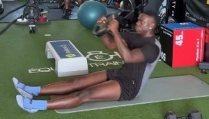 34岁大龄前锋仍在找队！巴洛特利泡在健身房锻炼，表情专注